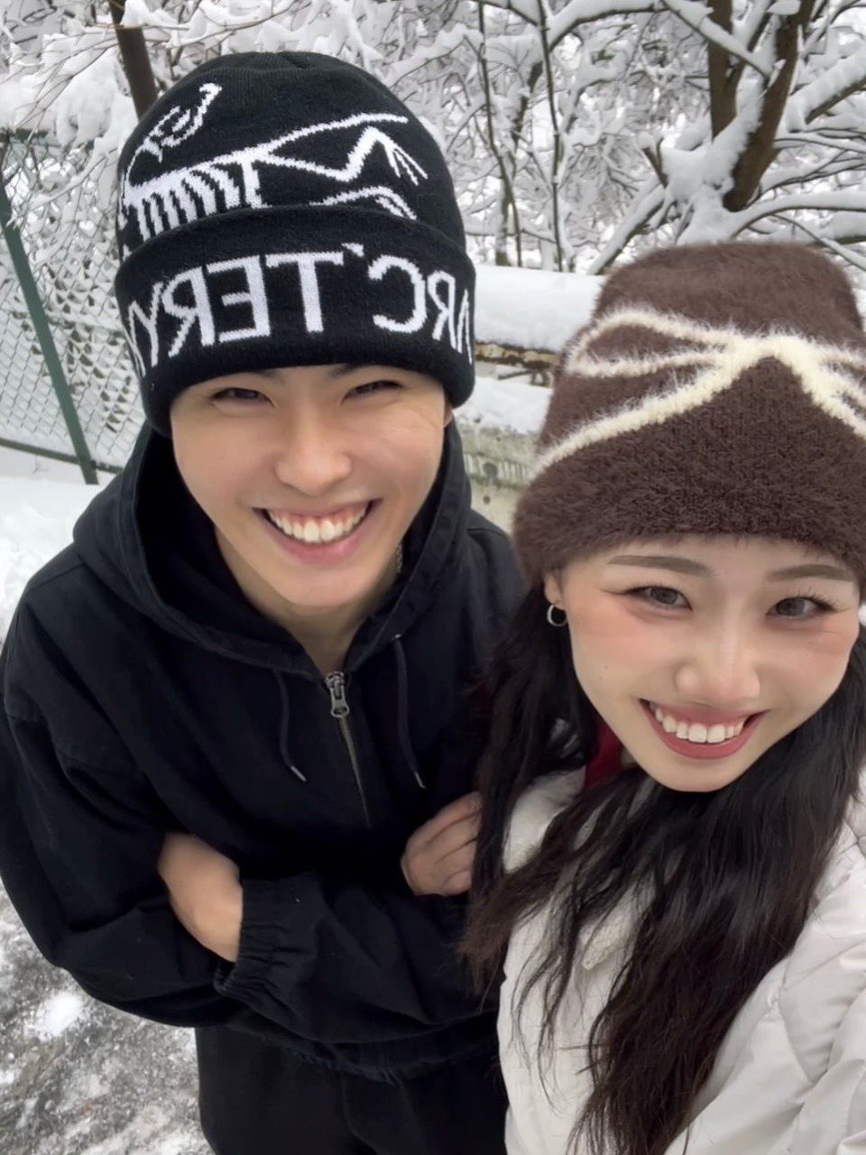 雪の中で笑うふたり