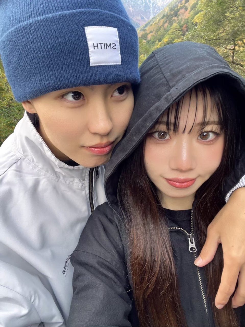 ニット帽とフードで寄りそうふたり