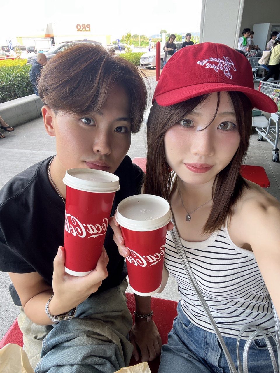 赤いカップを持って並ぶふたり