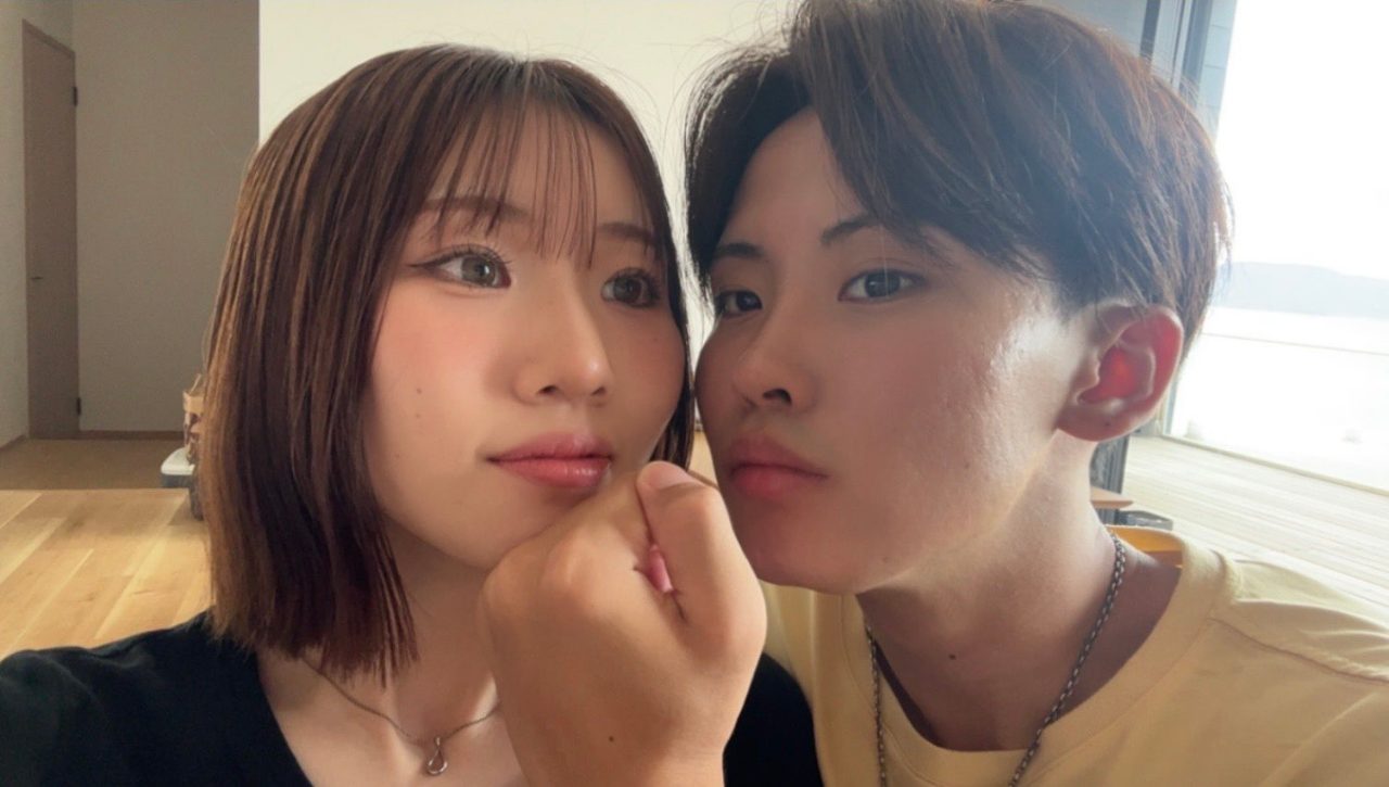 室内でほおづえをつくふたり